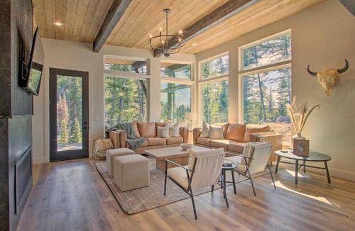 Philipsburg House | Modern and Newly Built Cabin Ski, Fish, Hike!