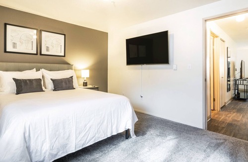 South Hill Apartment | Modern Apartment in Prime Location (ID7026X30)