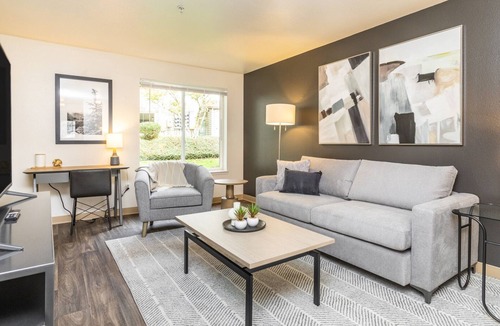 South Hill Apartment | Modern Apartment in Prime Location (ID7026X30)