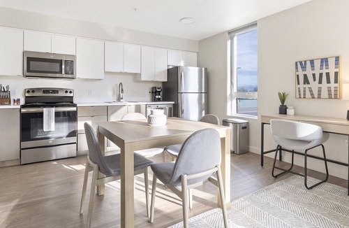 Gresham Apartment | Modern Apartment in Prime Location (ID1235X315)
