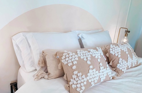 Pullman Apartment | Modern Artsy Suite in Pullman. Walk to WSU in Minutes.