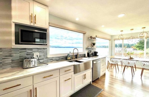 Victor Cabin | Modern Beachfront Cabin with Hot Tub and Kayaks