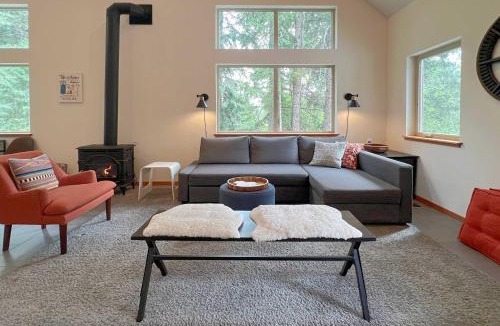 Leavenworth House | Modern Beaver Valley Cabin w/Hot Tub & Games!