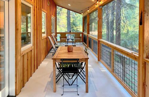 Leavenworth House | Modern Beaver Valley Cabin w/Hot Tub & Games!