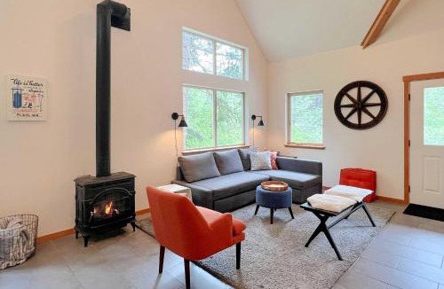 Leavenworth House | Modern Beaver Valley Cabin w/Hot Tub & Games!