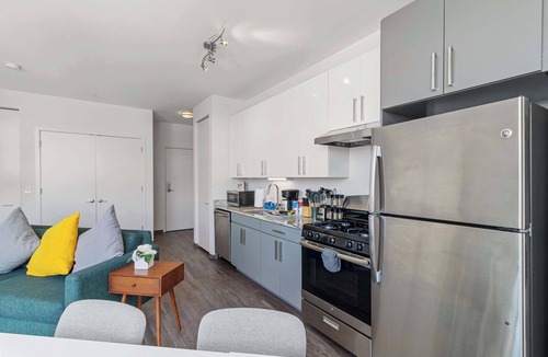 Palmer Square Apartment | Modern & Bright Chicago City Escape