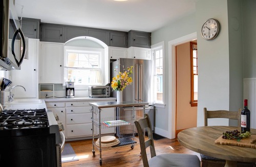 Old Bend House | Modern bungalow charm! Steps to downtown & the surf wave, salt water hot tub!