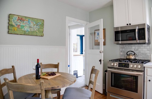 Old Bend House | Modern bungalow charm! Steps to downtown & the surf wave, salt water hot tub!