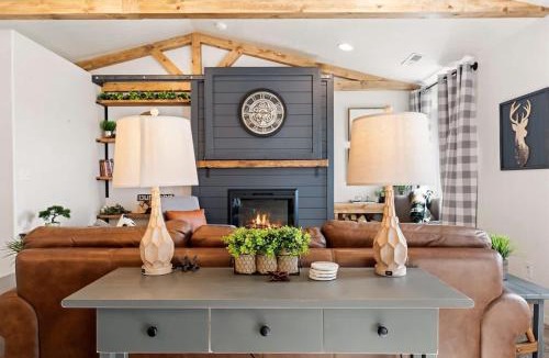 Caldwell House | Modern Cabin Vibes, Vaulted ceilings, Sleeps 8!
