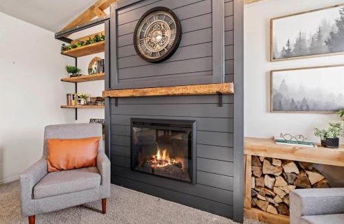 Caldwell House | Modern Cabin Vibes, Vaulted ceilings, Sleeps 8!