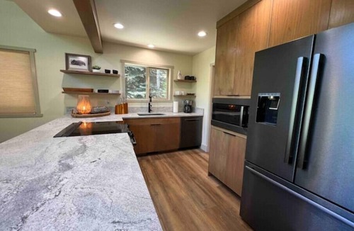 McCall Cabin | Modern Cabin - Walk to Town, Lake & Golf