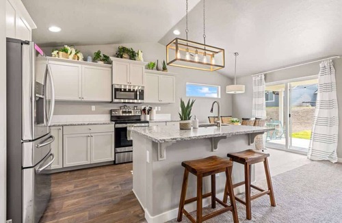 Caldwell House | Modern Caldwell Home | Hot Tub + Sauna | Near Nampa & Boise | Sleeps 10