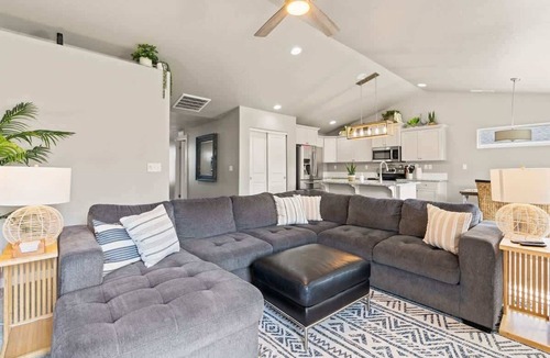 Caldwell House | Modern Caldwell Home | Hot Tub + Sauna | Near Nampa & Boise | Sleeps 10