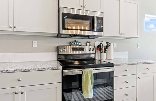 Caldwell House | Modern Caldwell Home | Hot Tub + Sauna | Near Nampa & Boise | Sleeps 10