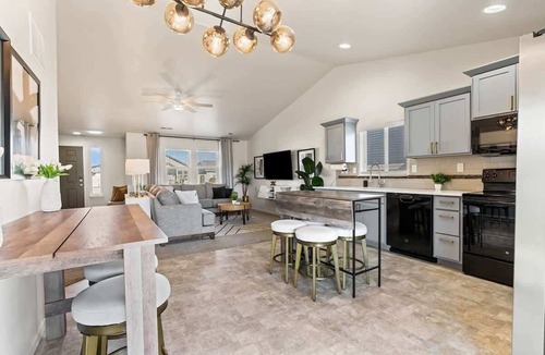 Caldwell House | Modern Caldwell Home | Near Freeway & Shopping | Sleeps 10