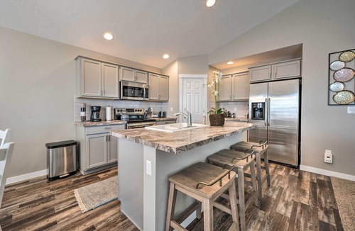 Caldwell House | Modern Caldwell House w/Yard & Furnished Patio!