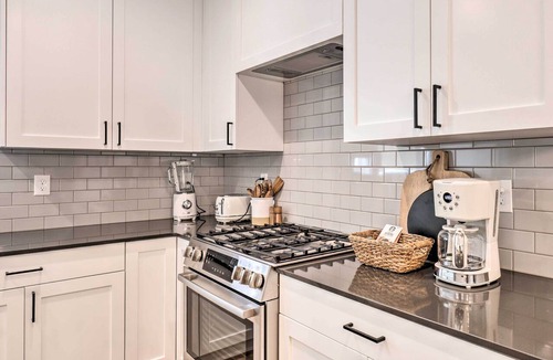 Central Business District Apartment | Modern-chic Provo Townhome 1 Mi to BYU Campus