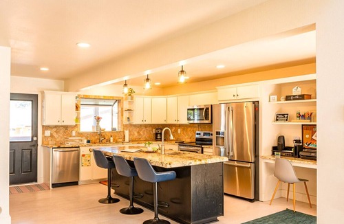 Brookings House | Modern Coast Escape |Hot Tub & Games |Near Beach