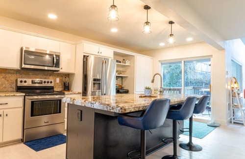 Brookings House | Modern Coast Escape |Hot Tub & Games |Near Beach