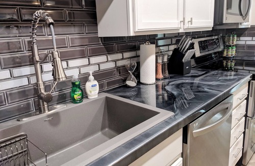 Jackson Condo | Modern Comfort in Prime Location: Stylishly Remodeled Condo Steps from Downtown