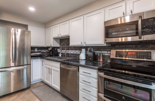 Jackson Condo | Modern Comfort in Prime Location: Stylishly Remodeled Condo Steps from Downtown