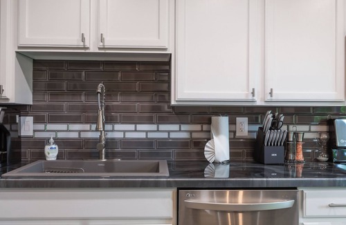 Jackson Condo | Modern Comfort in Prime Location: Stylishly Remodeled Condo Steps from Downtown