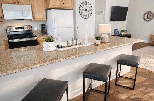 Coeur d'Alene Condo | Modern Condo with King Adjustable Base Bed, Sauna, and Gym