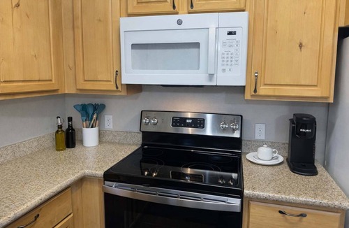 Coeur d'Alene Condo | Modern Condo with King Adjustable Base Bed, Sauna, and Gym