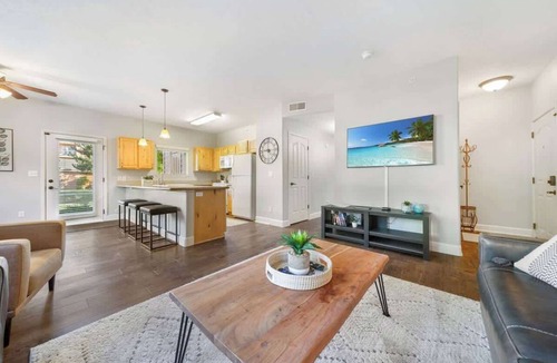 Coeur d'Alene Condo | Modern Condo with King Adjustable Base Bed, Sauna, and Gym