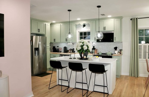 Mobile Cottage | Modern Cottage Midtown Mobile 3BR, 1BA Screened Porch with Ping Pong Near DT