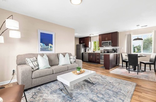 Roseville Apartment | Modern & Cozy 1BR Upper Flat | King Bed + Laundry