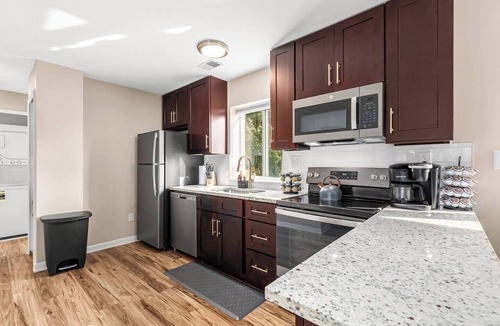 Roseville Apartment | Modern & Cozy 1BR Upper Flat | King Bed + Laundry