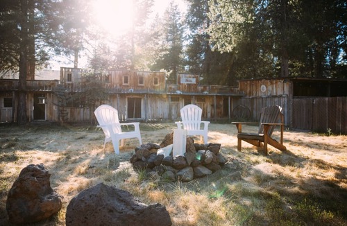 La Pine Cabin | Modern-Cozy LOG CABIN near La Pine state park