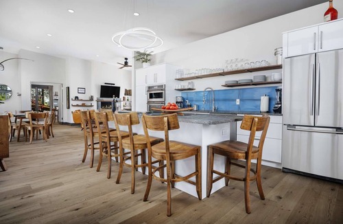 Gaston House | Modern Custom Vineyard Cottage, Epic Views, Huge Decks, BBQ, Ping Pong, EV Charger, Walk to Wineries