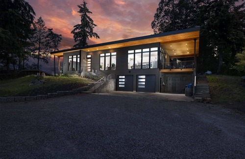 Gaston House | Modern Custom Vineyard Cottage, Epic Views, Huge Decks, BBQ, Ping Pong, EV Charger, Walk to Wineries