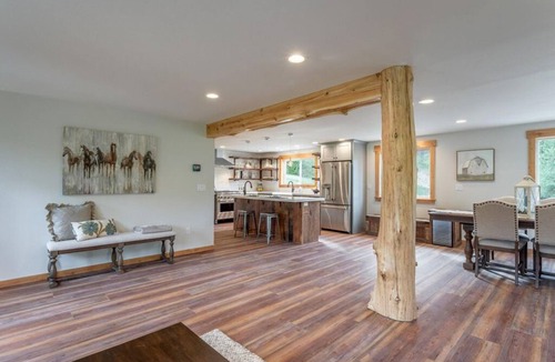 Leavenworth House | Modern Day Luxury Cabin Living! 4 Bed/4Bath, Hot Tub, 5 Acres, 15 Min to Lvnwrth