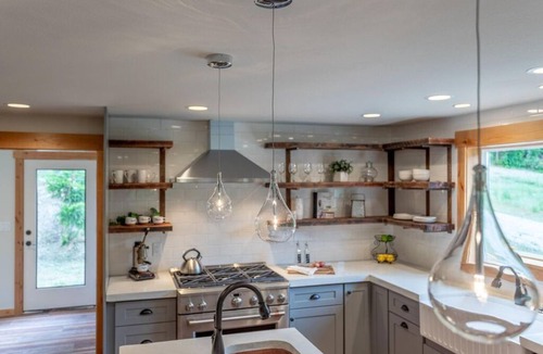 Leavenworth House | Modern Day Luxury Cabin Living! 4 Bed/4Bath, Hot Tub, 5 Acres, 15 Min to Lvnwrth