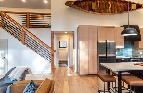 Warnick Cabin | Modern design close to Mt. Baker, hot tub, fast Wifi