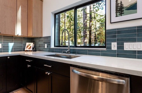 Warnick Cabin | Modern design close to Mt. Baker, hot tub, fast Wifi