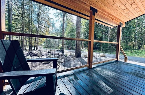 Warnick Cabin | Modern design close to Mt. Baker, hot tub, fast Wifi
