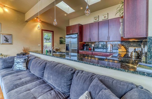 Hood River Condo | Modern dog-friendly home w/stunning Mt. Adams view - walk downtown