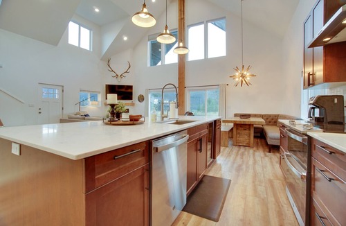 Donnelly House | Modern Donnelly Cabin w/Private Hot Tub