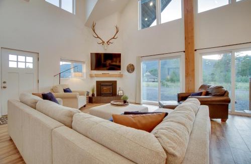 Donnelly House | Modern Donnelly Cabin w/Private Hot Tub
