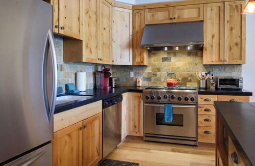 Elkhorn Village Apartment | Modern Elkhorn : Spacious Suites and Pet Friendly