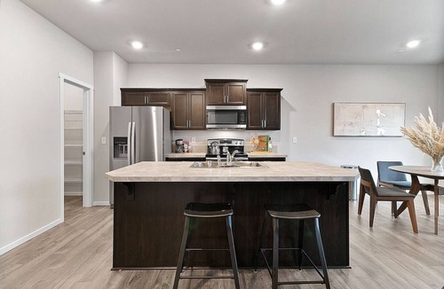 Puyallup House | Modern Escape | Spacious 4BR Home for Families, Groups & Business Travelers