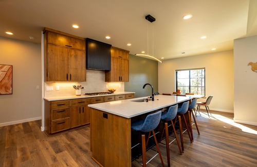 Klamath Falls House | Modern family home with game room, at the Runnning Y Resort.