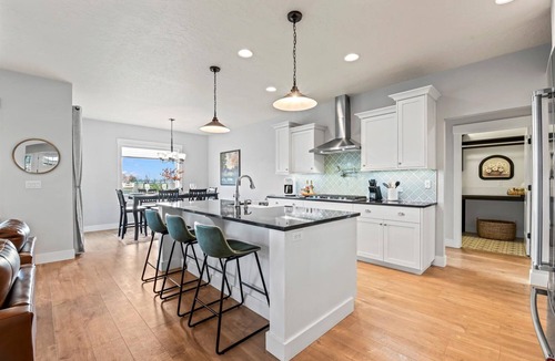 Meridian House | Modern Family Home | Sauna, Fire Pit, Swings & Access to Pools & Parks