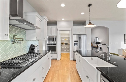 Meridian House | Modern Family Home | Sauna, Fire Pit, Swings & Access to Pools & Parks