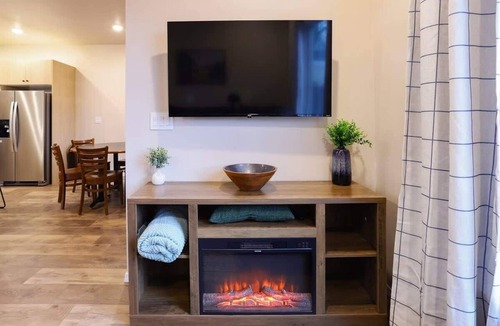 Caldwell Condo | Modern Family Townhome Near Downtown Caldwell | Sleeps 10
