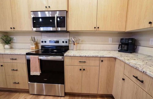 Caldwell Condo | Modern Family Townhome Near Downtown Caldwell | Sleeps 10